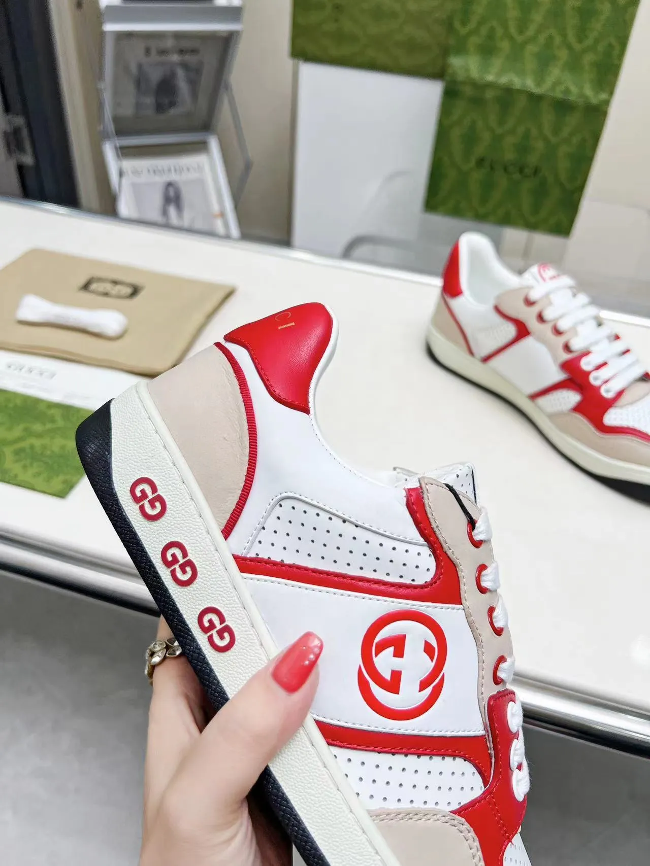 P620 💞💞Gucci G Home’s latest popular sports shoes, couple’s style, casual, retro white shoes 🌸🌸🌸 New popular series. The exquisite and compact interlocking double G logo romantically interprets the aesthetic concept of this series. Made of off-white leather, retro inspiration is cleverly blended into the sneaker design to reinterpret the brand logo. Exquisitely packaged at the delivery counter 🛍📦 ▪️Fabric: Original custom-made imported first-layer cowhide leather ▪️Lining: Original custom-made imported cowhide lining ▪️Outsole: Original molded two-color TPU outsole ▪️Size: Women's 35-40 / Men's 39-45